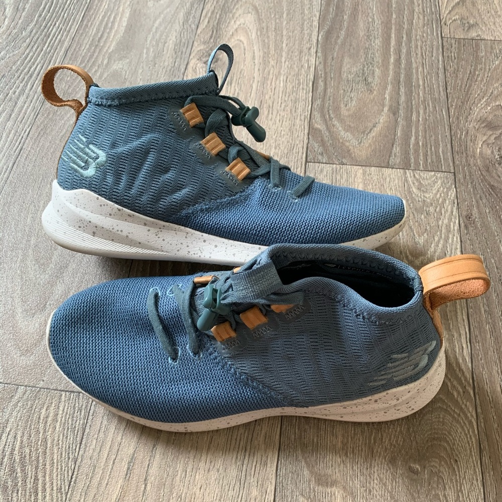 Women/junior New Balance shoes